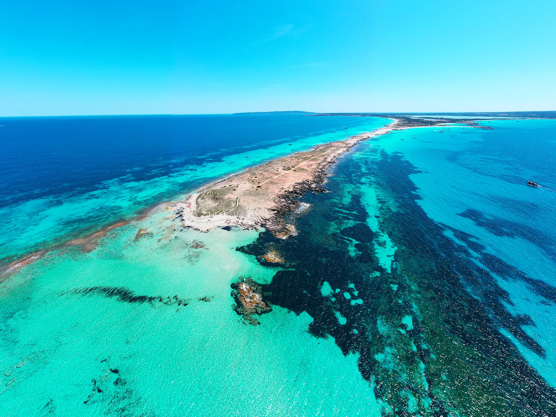 Playa de arena fina y agua turquesa en Formentera